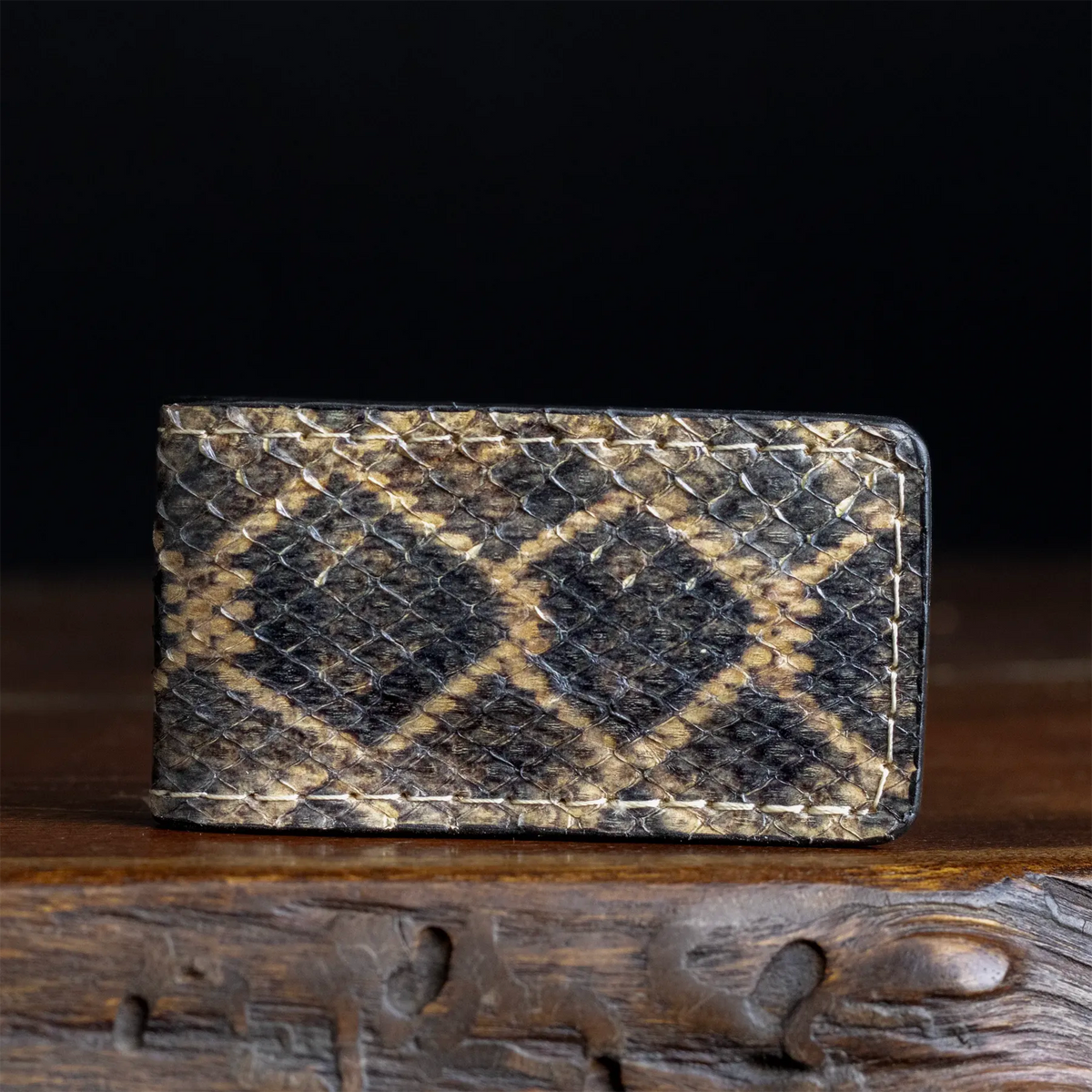 Snake-pattern money clip with rectangular shape, metallic edge trim